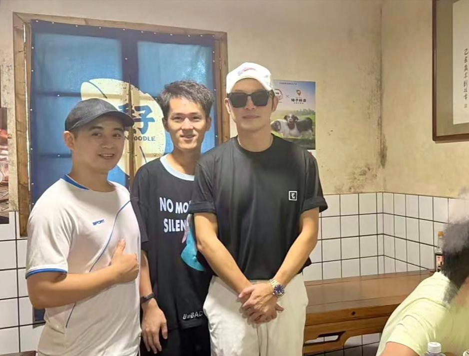 沙溢在湖南长沙吃粉被偶遇，减肥之后，他看起来帅了不少，胸肌轮廓好明显，看来平时没