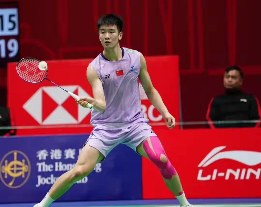 随着印度名将拉克什亚以23-21、22-20险胜中国台北老将周天成，香港羽毛球公