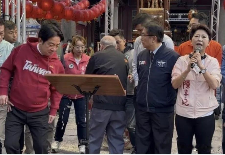 赖清德大年初二回到台南，前往台湾祀典武庙发放红包，正当陈亭妃致词时，祀典武庙主委