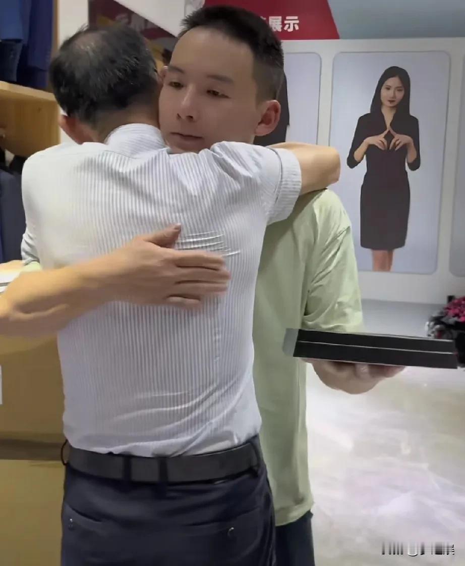 老谢，圆梦了！儿子终于和他一起吃月饼了，他出差回来太晚了，不能回家了，谁知浩南