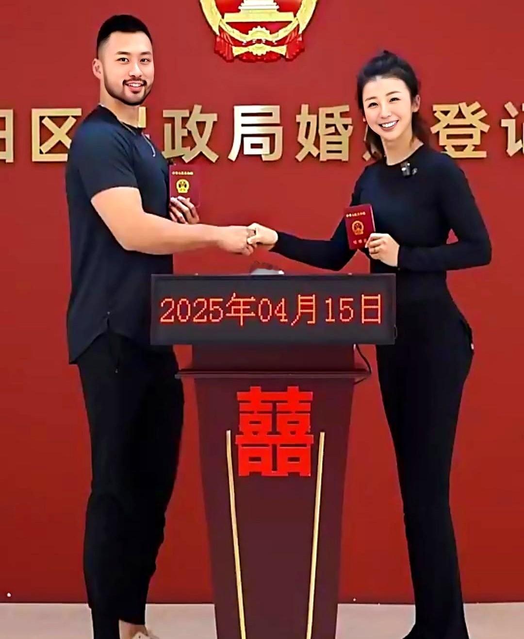 女人非得嫁高富帅？她偏不！1米78的张曼源站在镜头前采访科比，气场比球馆灯光