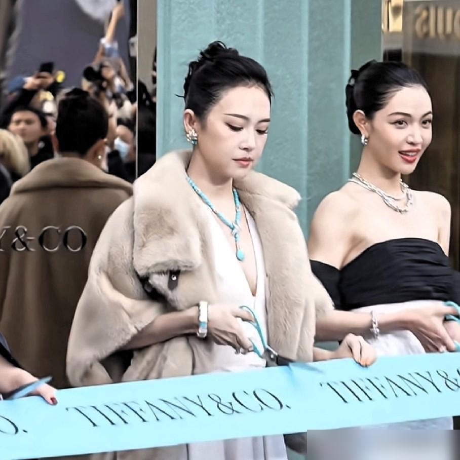 钟楚曦这抢C位的执念，真够魔怔的。蒂芙尼活动上硬挤章子怡身边想抢C，结果被