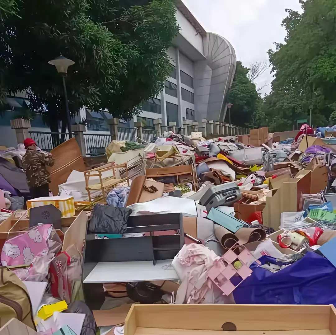 大学宿舍门口，会不会有很多学姐的小玩意。