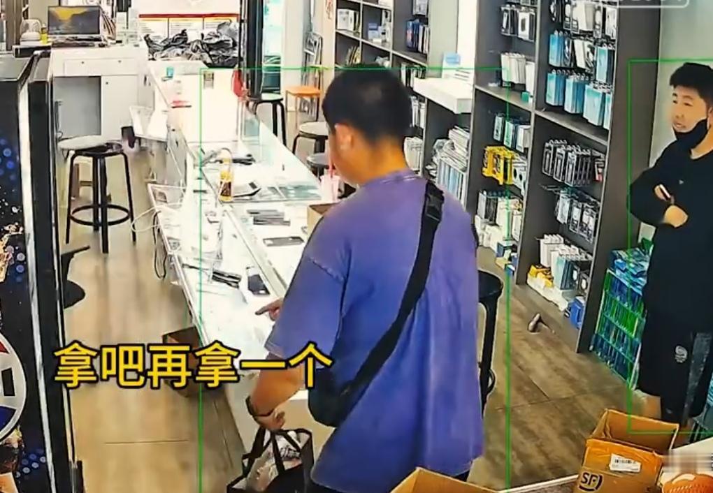 哈尔滨一家手机店里，最近总出现一件奇怪的事：一名年轻男子时常走进店里，拿起饮品转