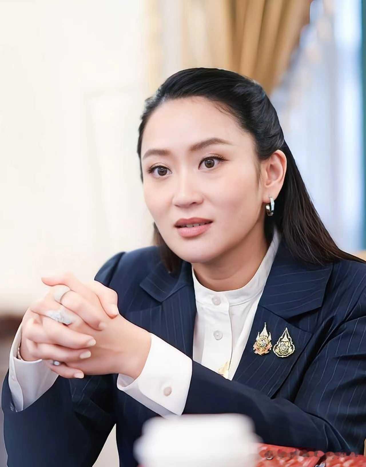 佩通坦跟姑姑英拉的情况完全不同，两人虽然都是被解职了总理的职位。但英拉还涉及到了