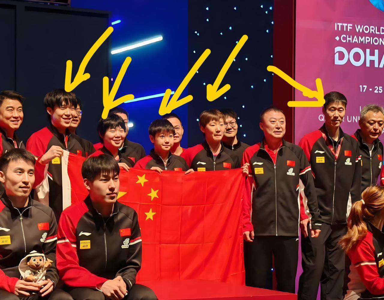 一张国乒大合照，照出了王励勤的真实面孔，他现在直接演都不演了，昨天在国乒队