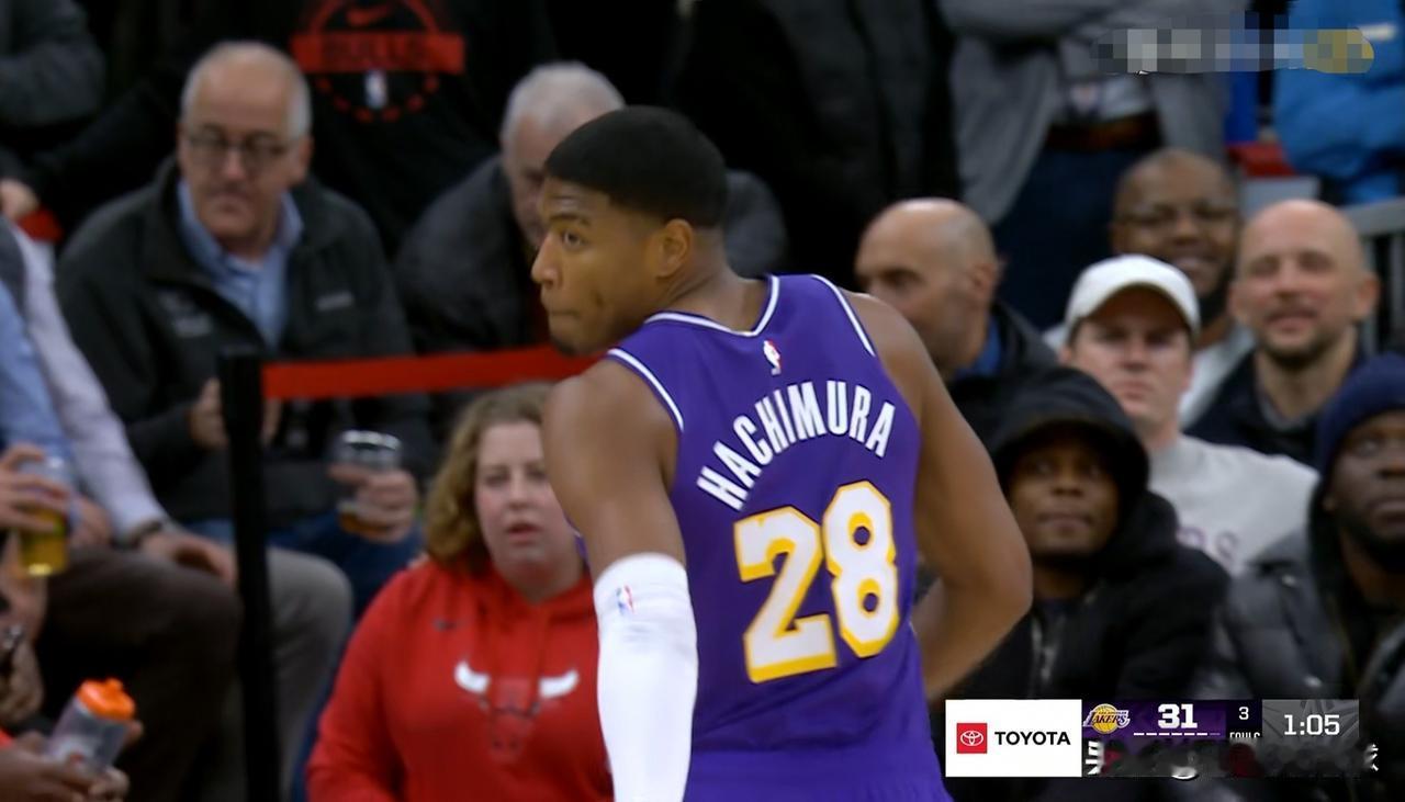 湖人大将八村塁的手感真是异常滚烫！在今天湖人客场挑战公牛的比赛中，目前双方的上半