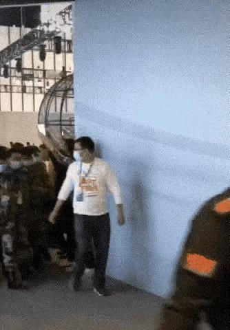 没看真切反复看了三遍依旧没看清是谁唯一能确定的是这人肯定不是一线明星要