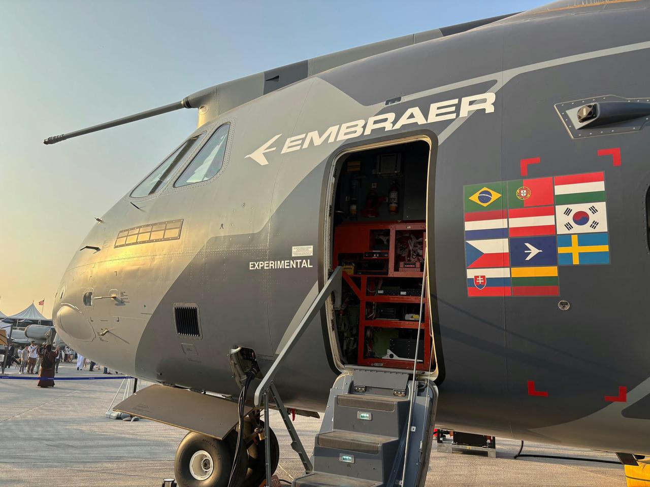 KC-390是巴西航空工业研发的中型双发涡扇多用途军用运输机。2015年首飞，