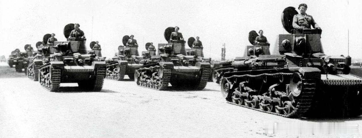 罗马尼亚R2（捷克LTvz.35）轻型坦克在阅兵中军事历史全触达