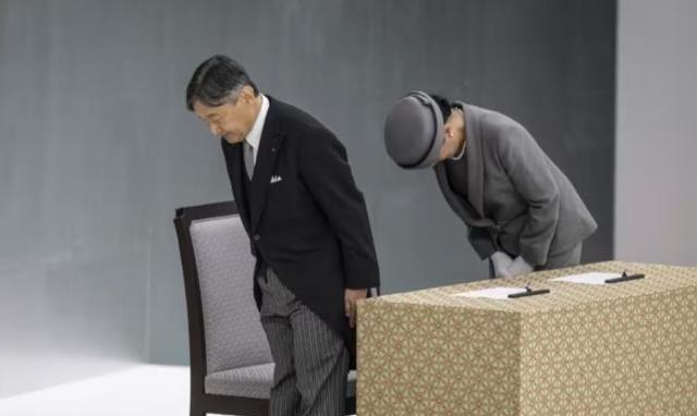 日本天皇：怀着深深的悔意，我反省了战争。日媒称，在日本战败日的8月15日当天，日