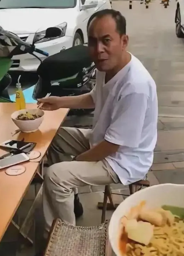 路边看到的，用一句话证明你认识他。