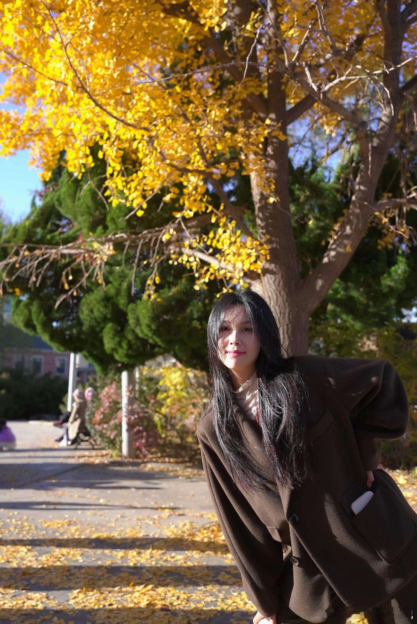 顶级街拍午后美女绘梦长廊