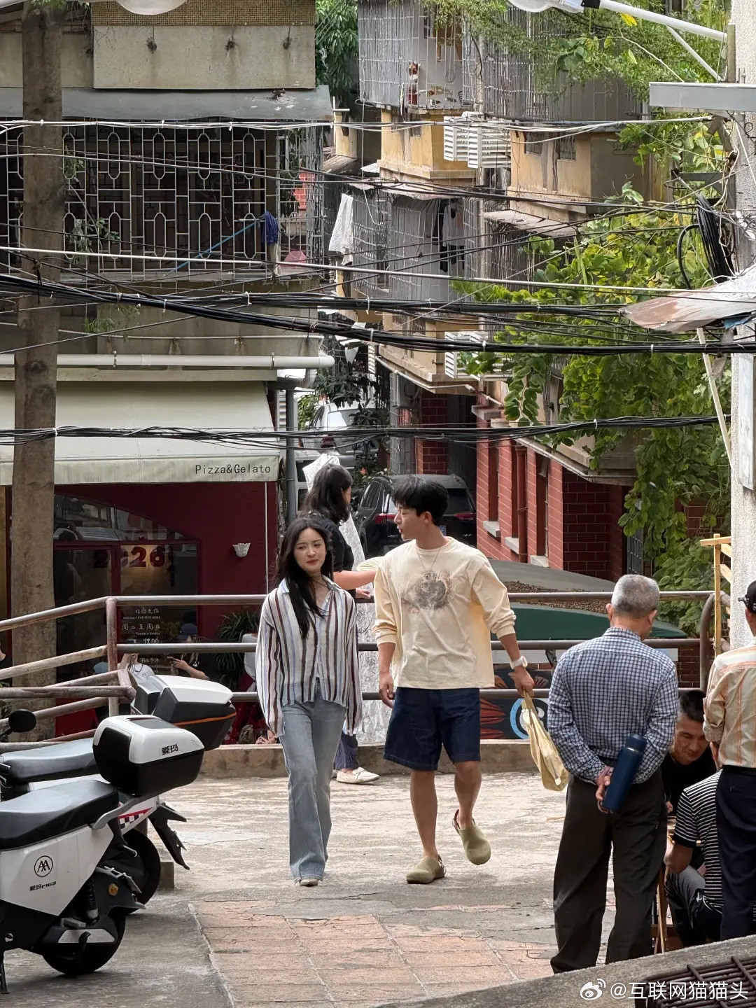 张晚意沈月太接地气了吧，不知道的还以为哪对素人情侣走在街上呢🤣