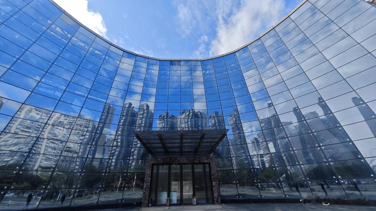 南沙曾经的商场顶流风信子2.0先现状。不知道为什么南沙有一段时间超级喜欢搞欧式