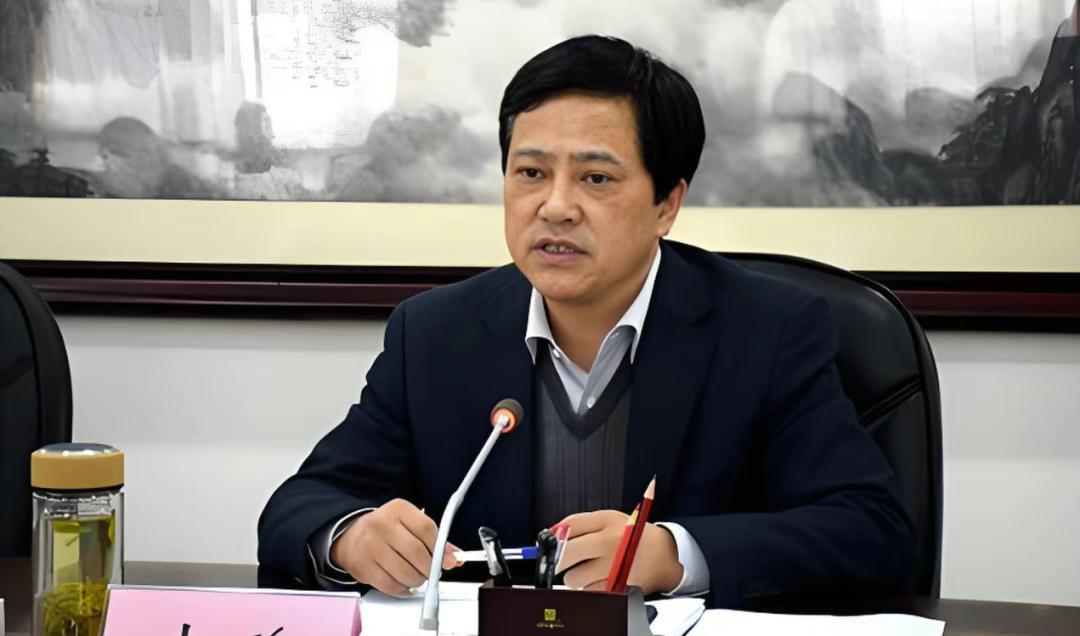 62岁的史翔，这位曾担任过宿州市委书记的正厅级干部，倒在了退休的门槛上。值得注