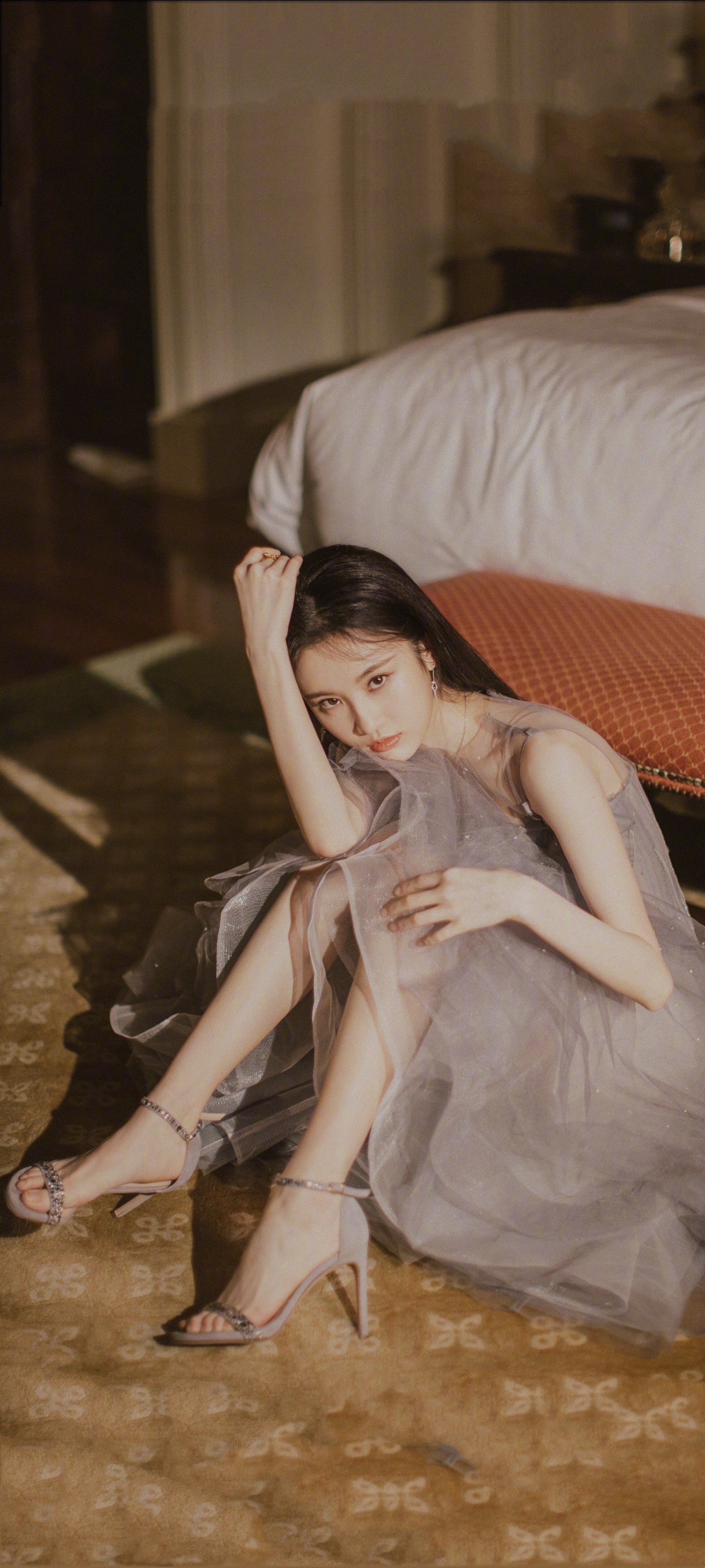 张慧雯穿搭壁纸：一组高跟美腿妆造。张慧雯