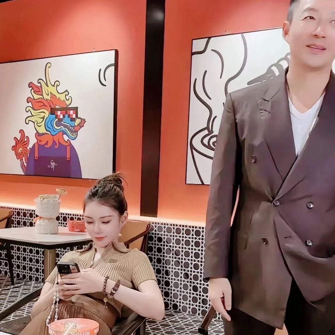 马筱梅孕相明显马筱梅虽然有了孕相，但镜头中的她状态惊人，眼神温柔、气质内敛。她没