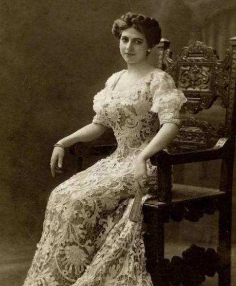 1917年，11个狙击手举枪对着一个漂亮女人，几声枪响后女人倒下，她的头颅还被法