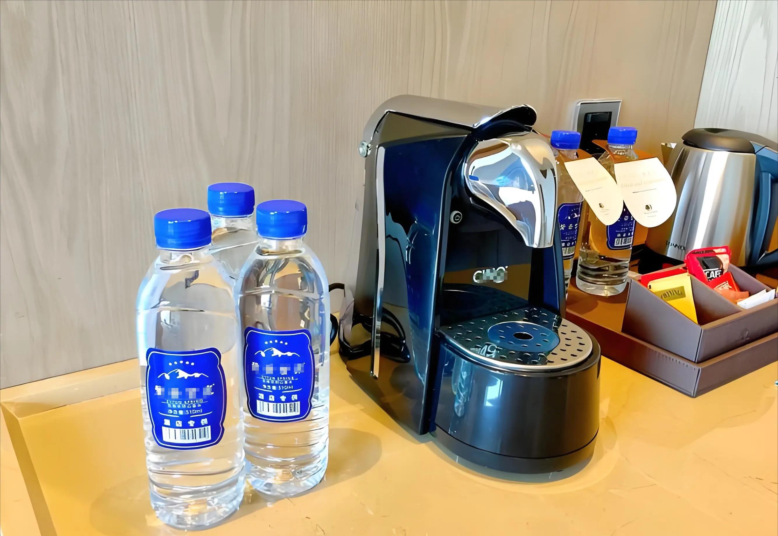 8旬老人酒店误喝不明液体，酒店称是洗发水，厂家称喝一口没事。这起发生在北