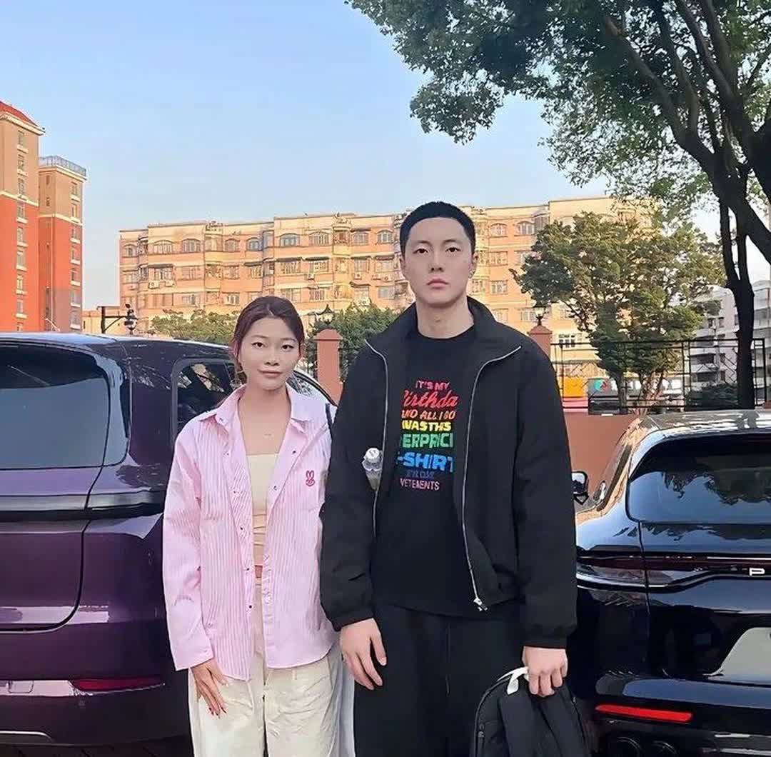 胡明轩妹妹长这么大！身高颜值太抢眼