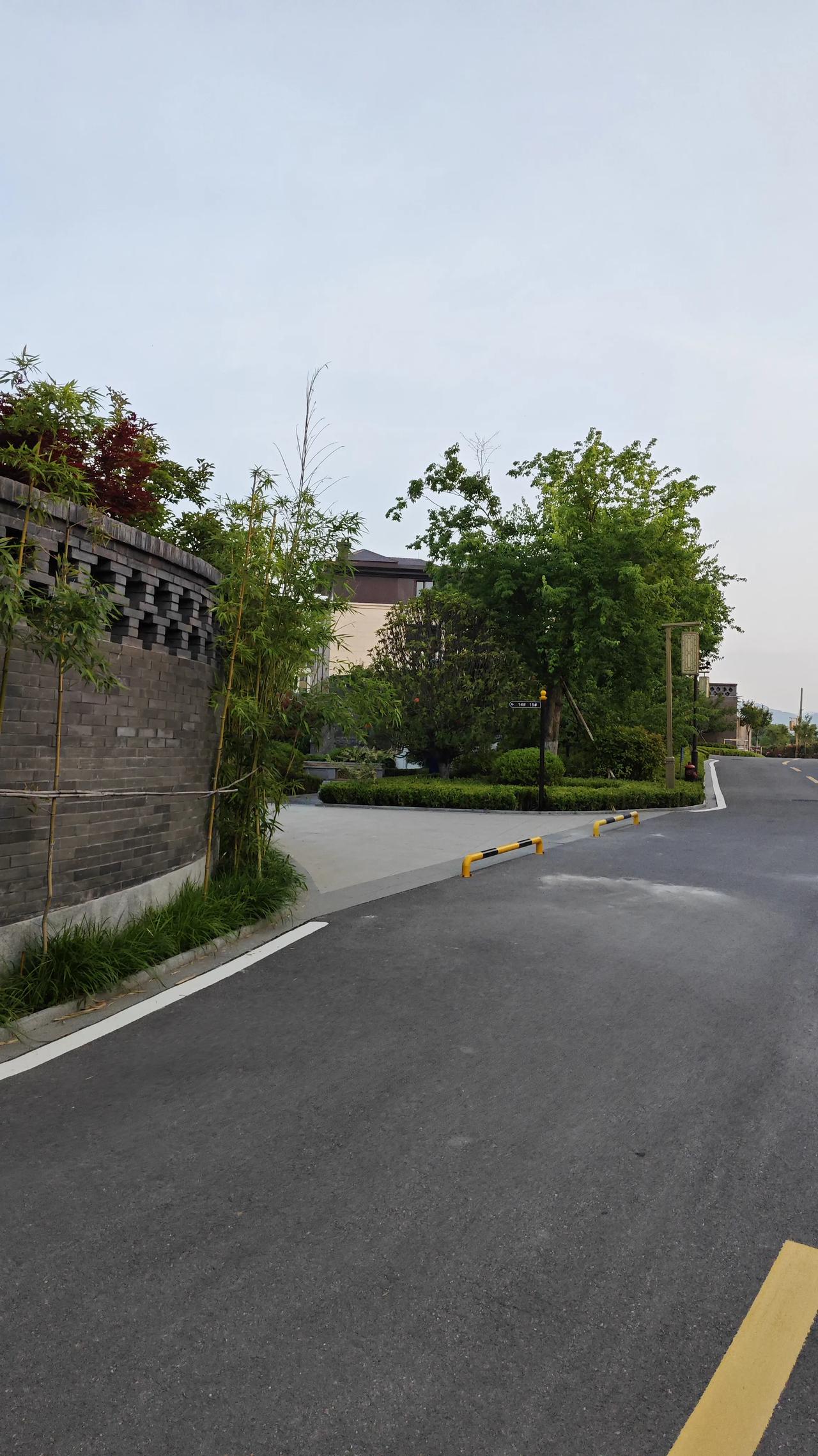 别不信相由心生:1、喜欢争吵→耳垂变尖2、宽厚待人→下巴变宽3、心地善