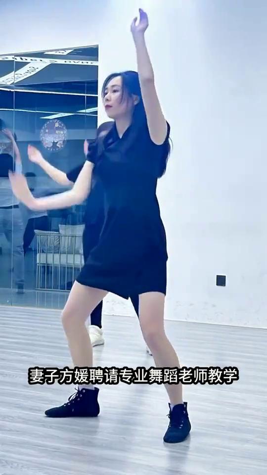 家中苦练唱跳，郭富城女儿迷韩团，天王亲自指导。郭富城近日透露，两个女儿迷上了韩