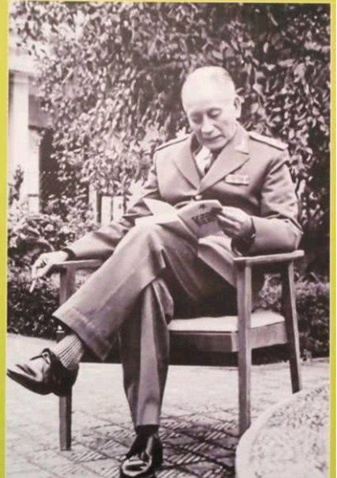 1978年底至1979年初，作为攻柬越军前线总指挥的越军中将黎仲迅，带着越军陆、