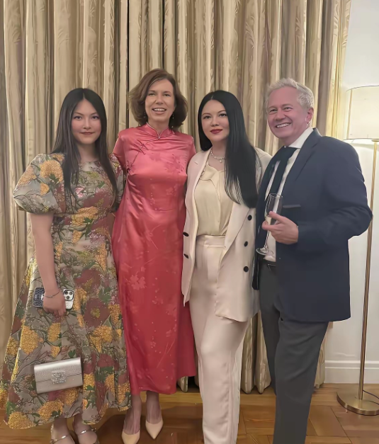 没接触过李湘对她没有很深的了解单从媒体看到的一些信息，感觉李湘是个虚荣心极强的