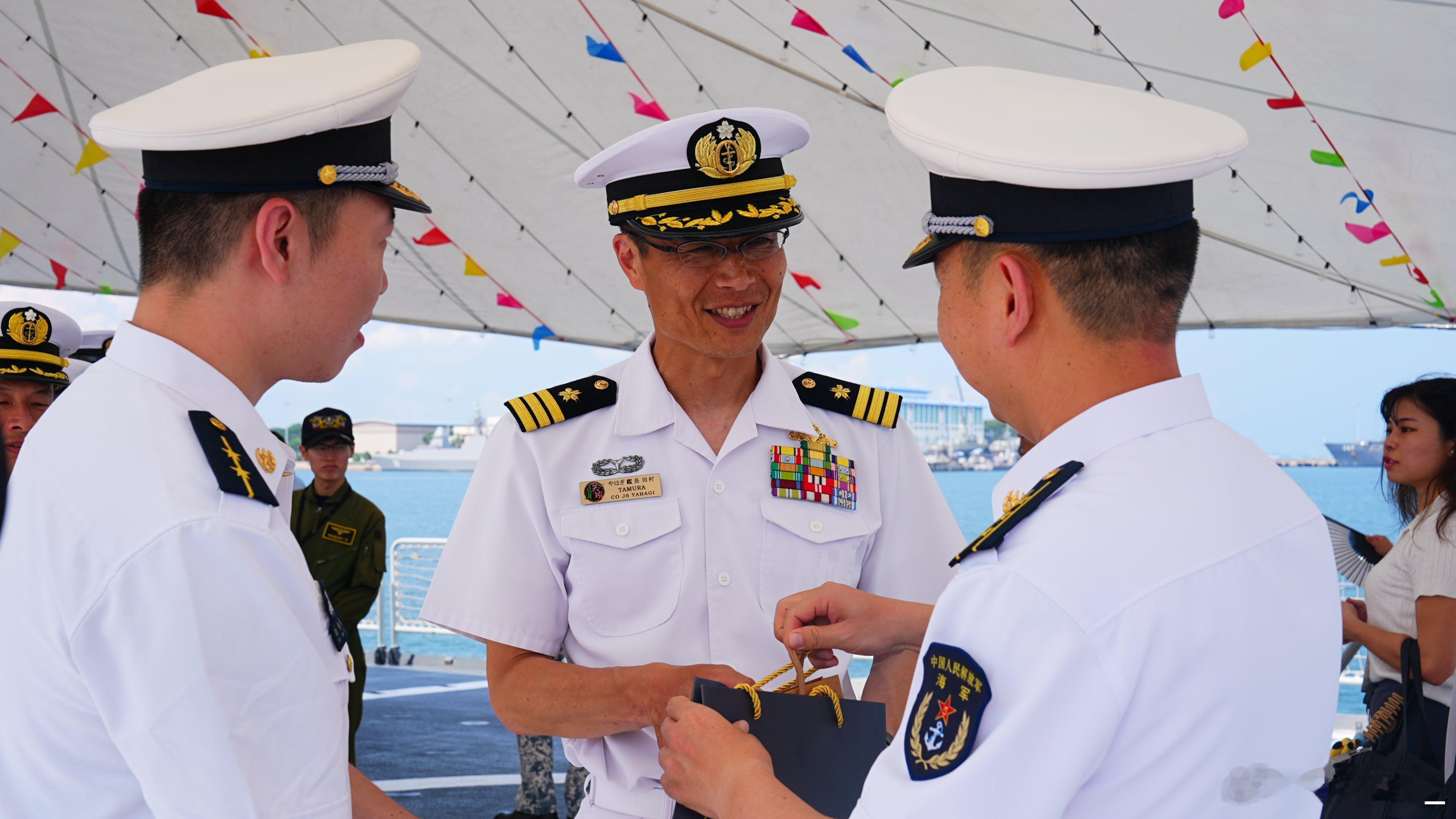 日本海自FFM-5“矢矧”号护卫舰舰长田村真祯在新加坡参观中国海军536许昌舰。