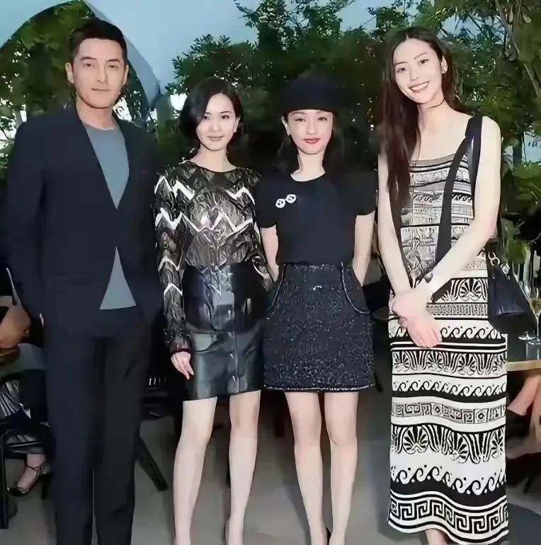 周迅脸赢麻了，旁边俩被秒成路人2009年那场时尚活动，镜头扫过三人，周迅站