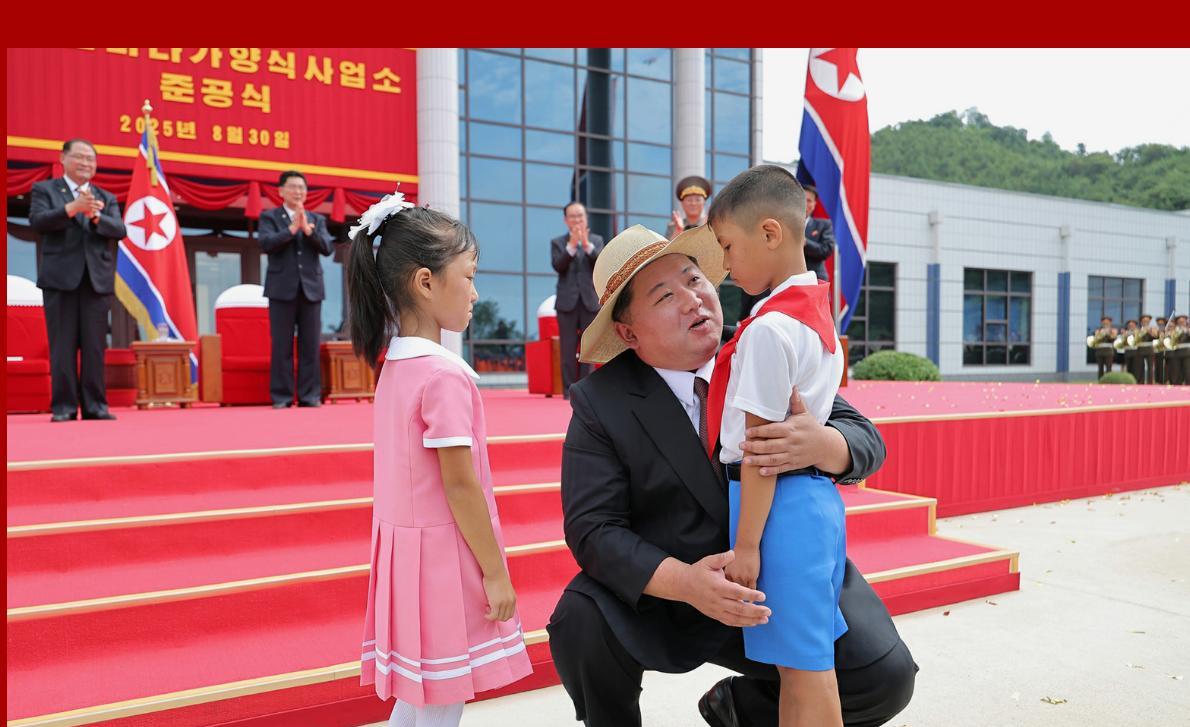 金正恩元帅出席乐园郡浅海养殖事业所和渔村新式住宅区建设工程竣工典礼。时间是8月