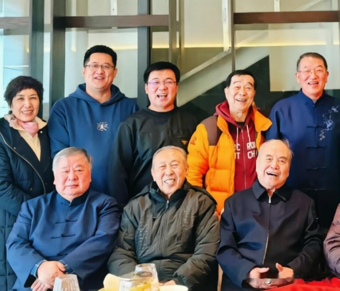 这张演员的集体合影里，看了半天我只认出了一个石富宽，他的发量不多，但是头发还那么