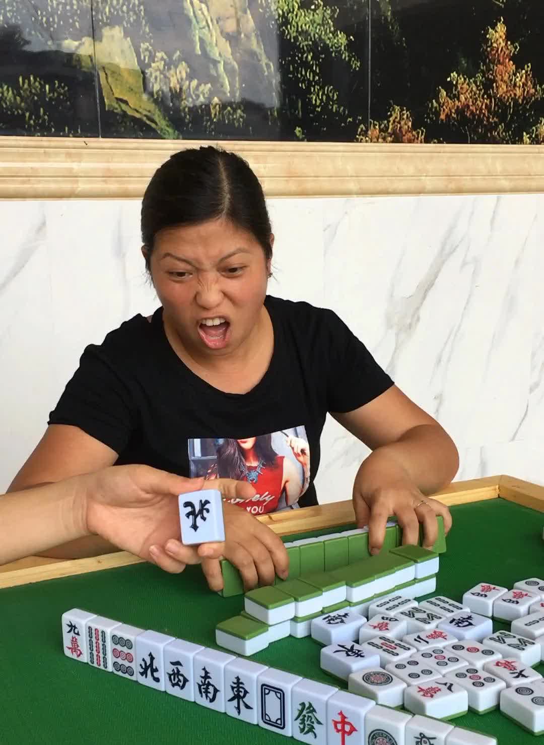 我老家有个人打麻将，上手了一把天胡，当时他老婆叫他打出一张不要胡，不然家里会出大