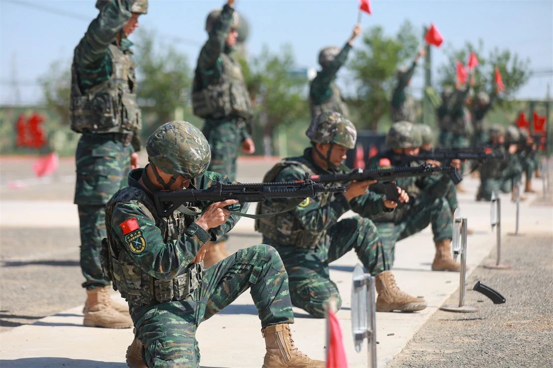 武警新疆总队克拉玛依支队轻武器综合实弹射击检验考核（国防时报）烽火问鼎计划​​