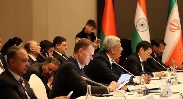 俄罗斯该醒醒了，别到时候让中亚年轻人讨厌你！日前比什凯克，上合组织交通部长会议上