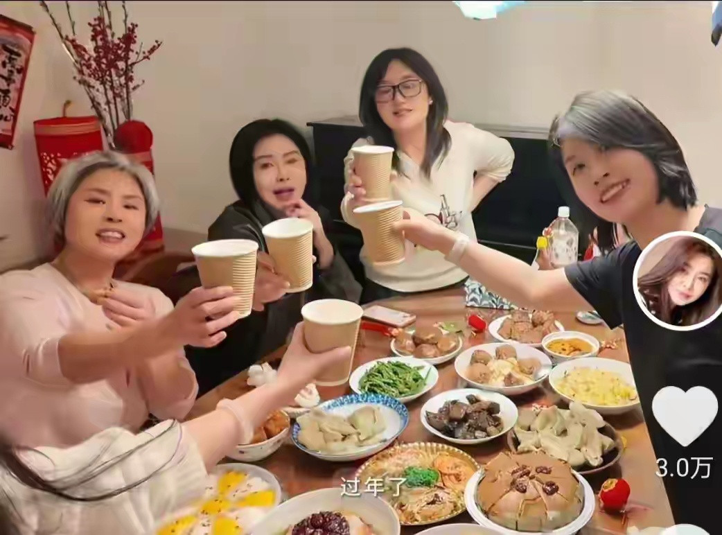 王祖贤在加拿大除夕做年夜饭画面曝光，满桌菜都是中式风味