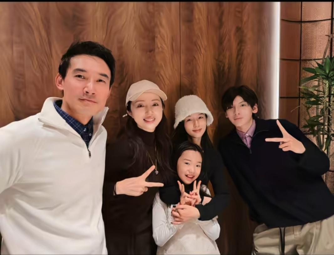 小酒窝收到周也的礼物了。其中迪奥的香水，迪奥的发圈，大概都是2000元+的价格。