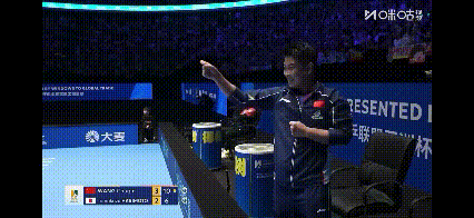 王皓真的太好笑了，王楚钦赢了，他本来很兴奋的，想想要低调点，又紧急表情管理了一下