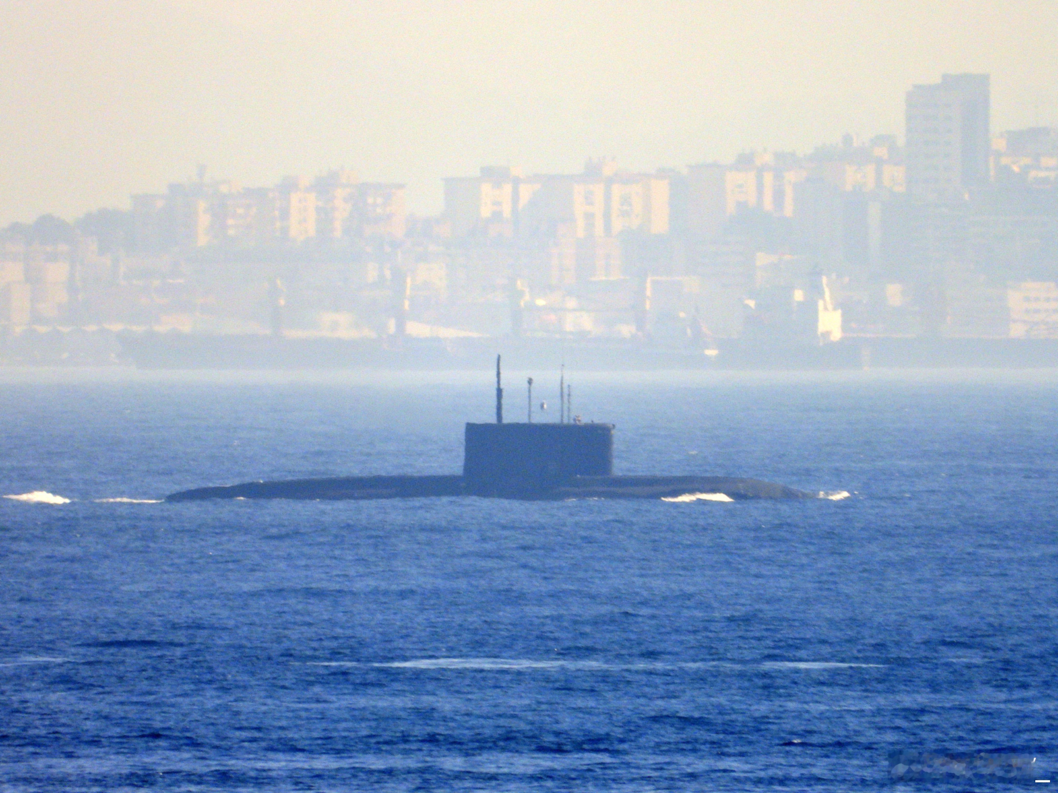 俄黑海舰队B-261“新罗西斯克”号潜艇前天向西驶过直布罗陀海峡，返回波罗的海临