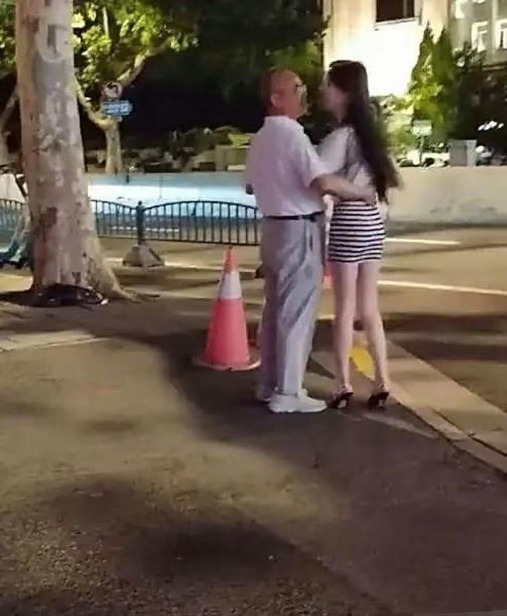 这老爷子指定特别有钱吧！！！