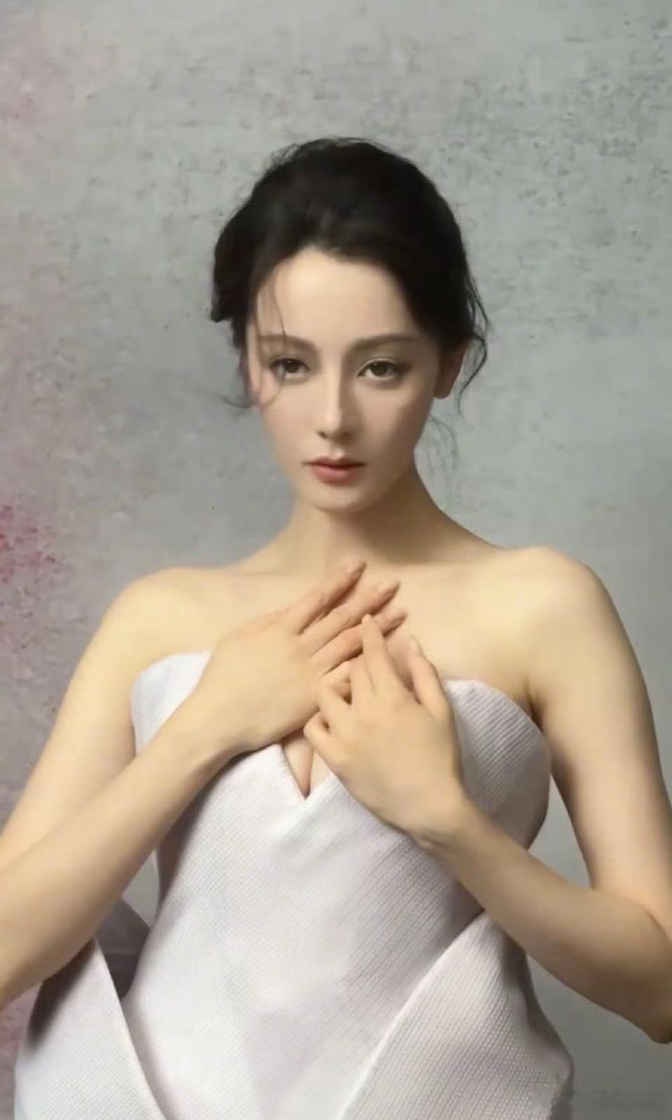 确定为迪丽热巴被人做局[吐舌头眯眼睛笑]怎么选片的，们杂志也让妆呢？​​​