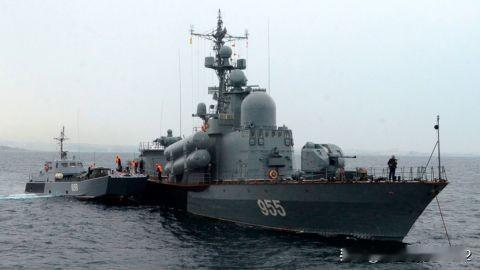 乌克兰海军击沉俄黑海舰队一艘试图实施登陆作战的快艇乌克兰海军击沉了俄罗斯黑海