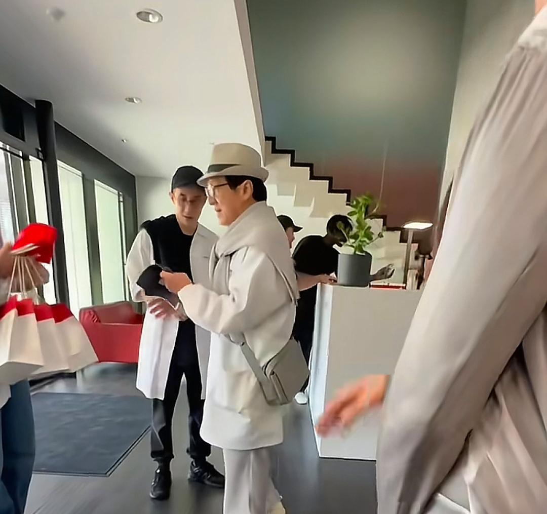70岁成龙和儿子房祖名现身瑞士一家酒店，父子俩打扮光鲜亮丽，一看就像有钱人！房祖