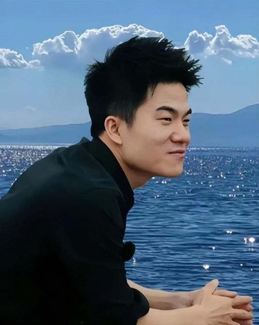董宇辉的拼劲，藏着爸爸的一句话九三阅兵受邀的他，采访里还带着当年讲兵马俑的热