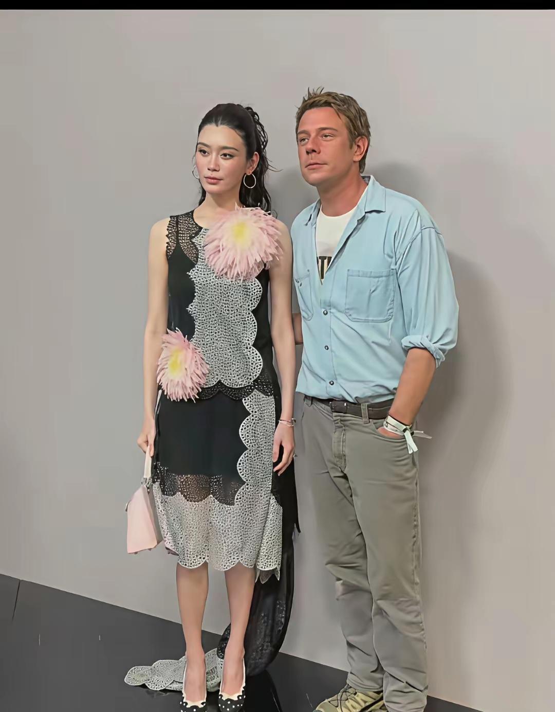 有钱人的松弛感真的不是说说而已看奚梦瑶参加活动松弛感浑然天成主办方负责人想