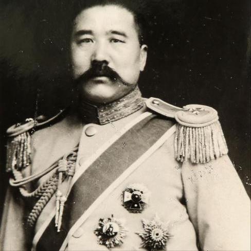 1921年，一个穷得叮当响的军阀头目，挑着两箩筐黄土，大摇大摆走进了张作霖的帅府