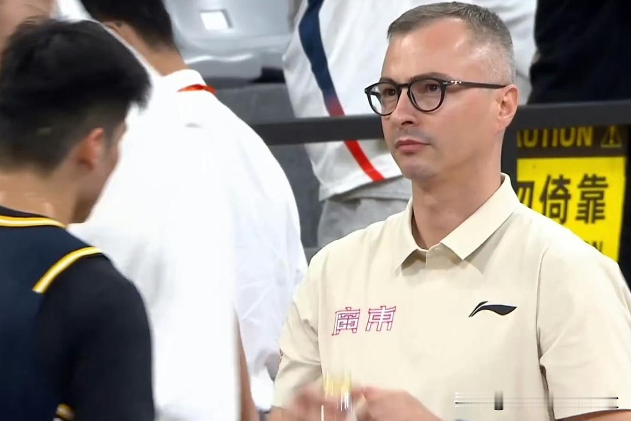 令人费解！广东宏远看来是没钱了，竟签约37岁福格当救火外援！要知道福格+莫兰德可