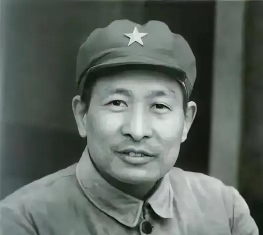 1947年，一个排长拦车打伤了华野副主任钟期光，王必成下令枪毙，钟期光怒斥道不能