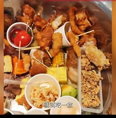 男子带盆杀到超市试吃区，从水果到熟食，从饮料到点心，弄了满满一盆，虽然每个试吃